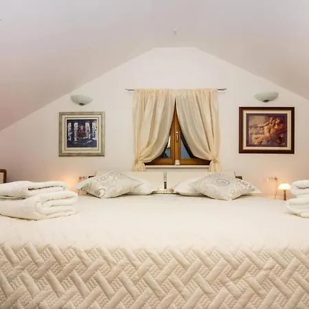 With 5 Bedrooms 公寓